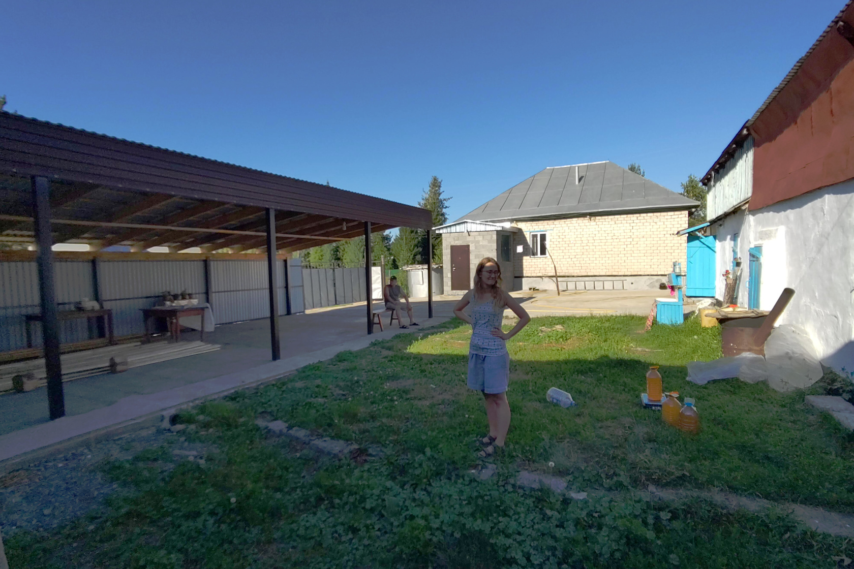 Hinter mir: Haupthaus, rechts: Sommerküche und Lagerräume