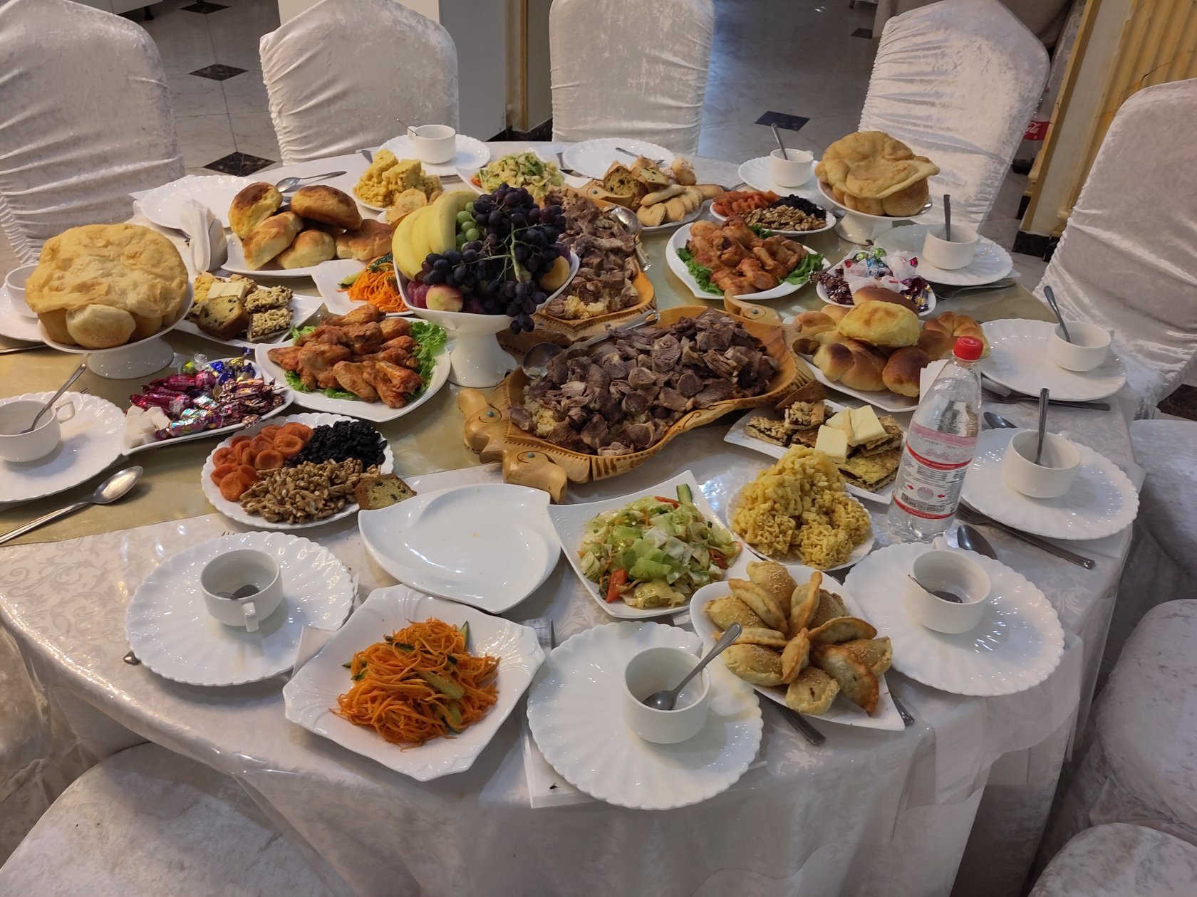 Plov, verschiedene Salate, Hähnchenschenkel, Tschebureki und zum Tee danach Gebäck, Süßes und Tschaktschak
