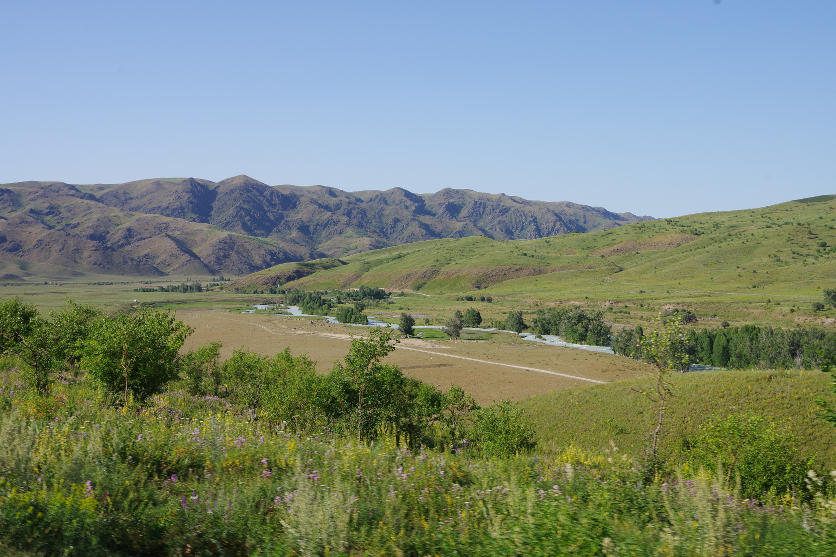 Fluss in der Steppenlandschaft