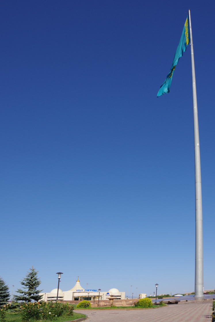 Platz mit der großen kasachischen Fahne