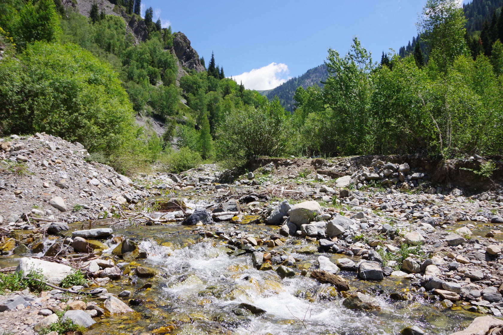 Über Schotterstraßen einen Fluss entlang