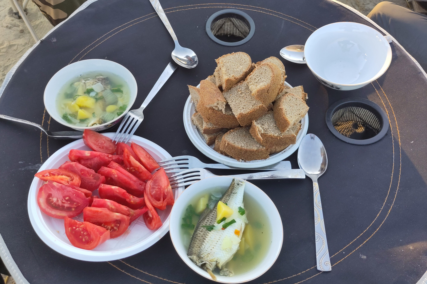 Fischsuppe mit dem selbst gefangenem Fisch und mehr