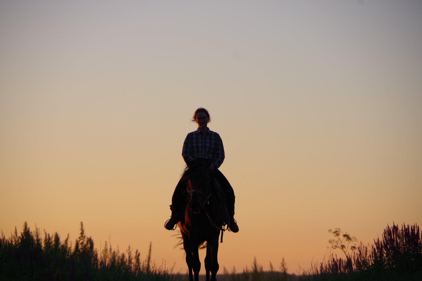 Sophie reitet vor dem Sonnenuntergang