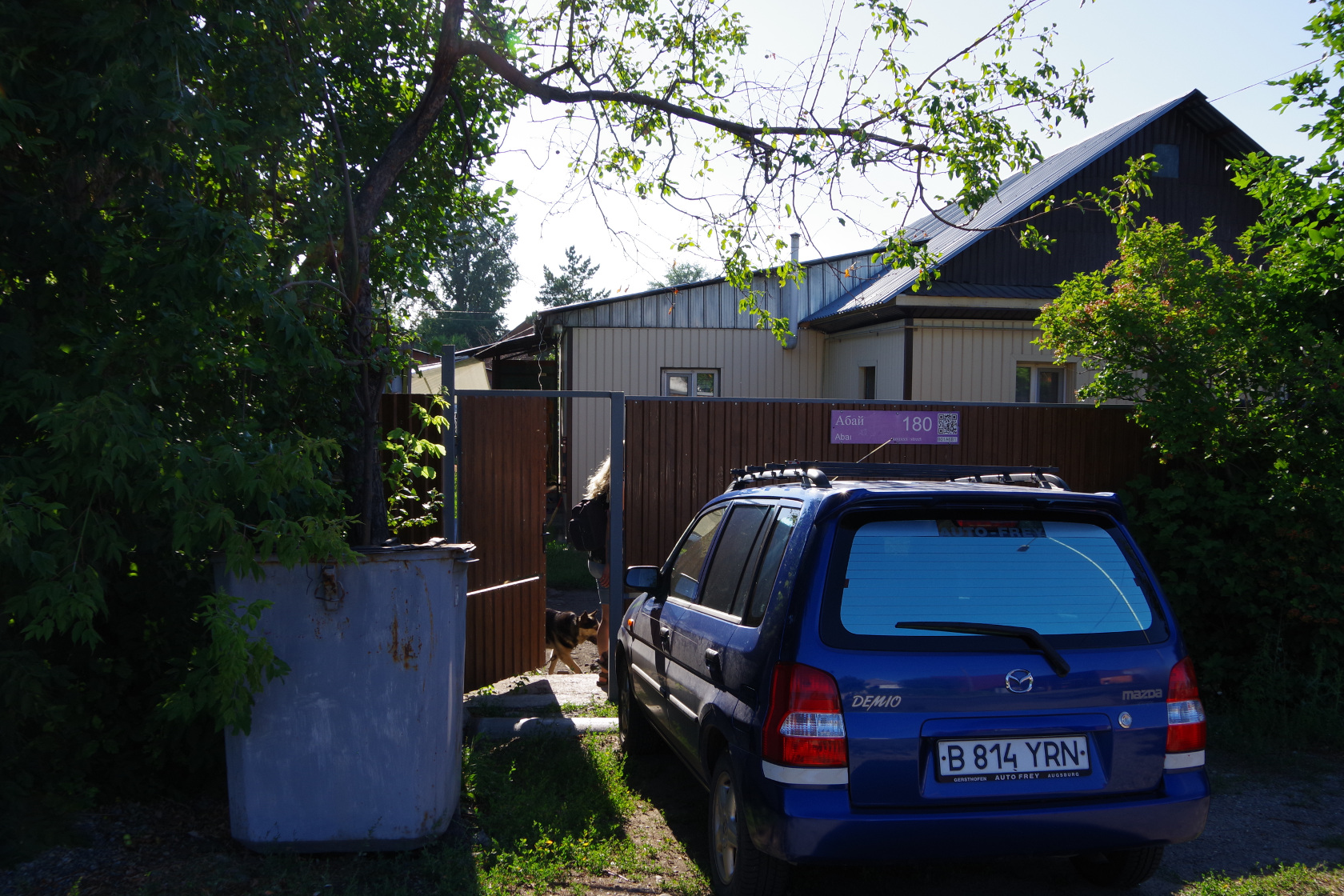 Das Tor mit Wachhund (und einer kleinen Überraschung am Auto)