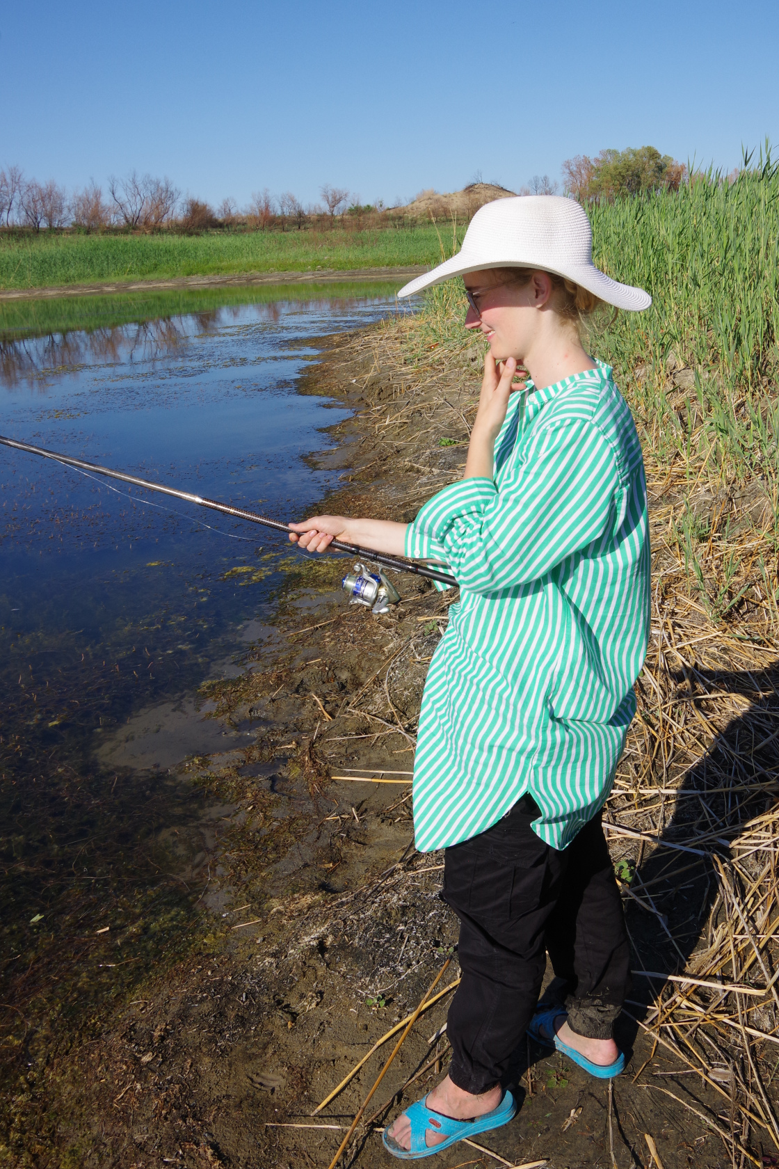 Auch Sophie versucht sich im Angeln
