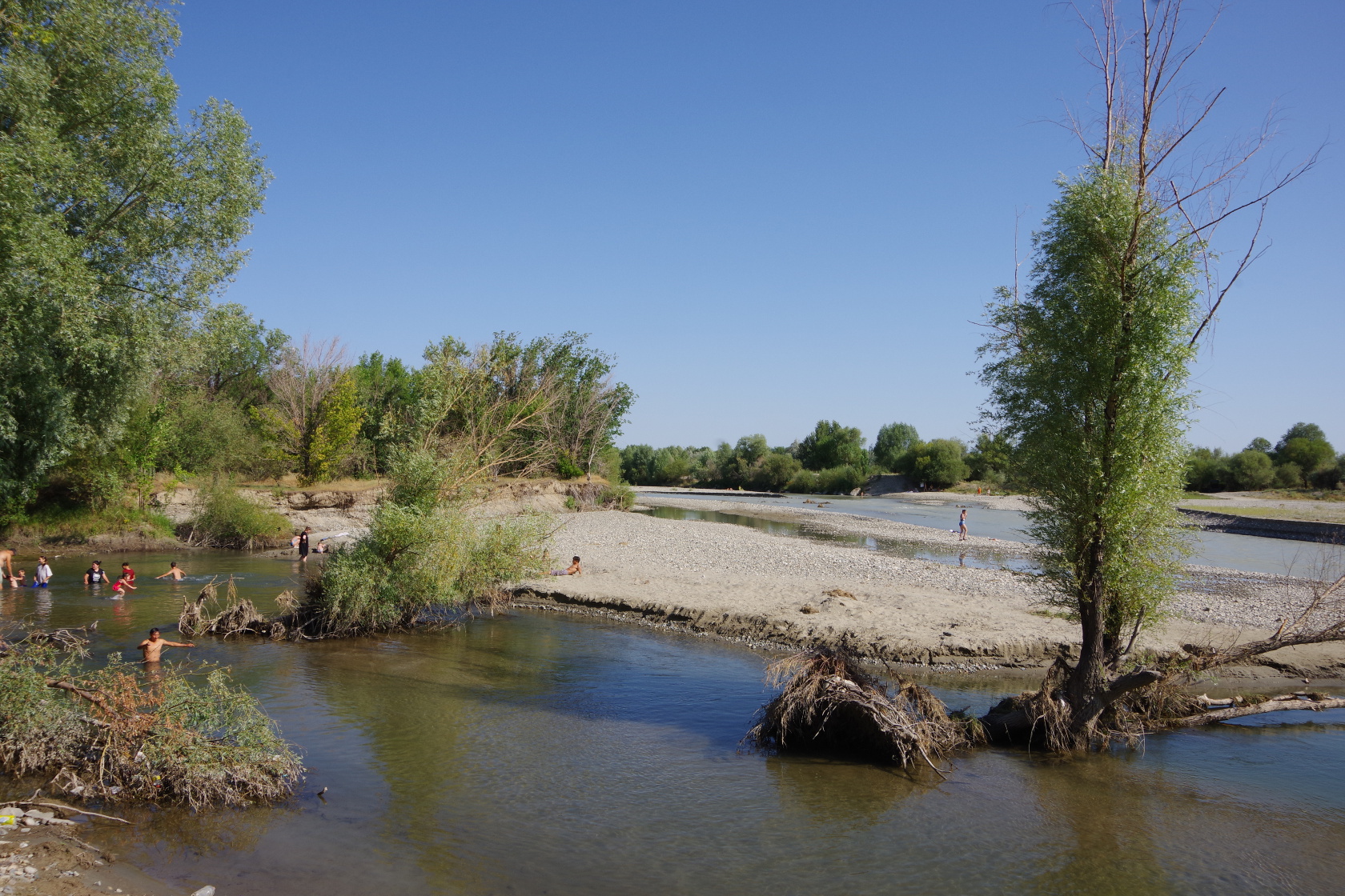 Eine schöne Badestelle am Flus Karatal
