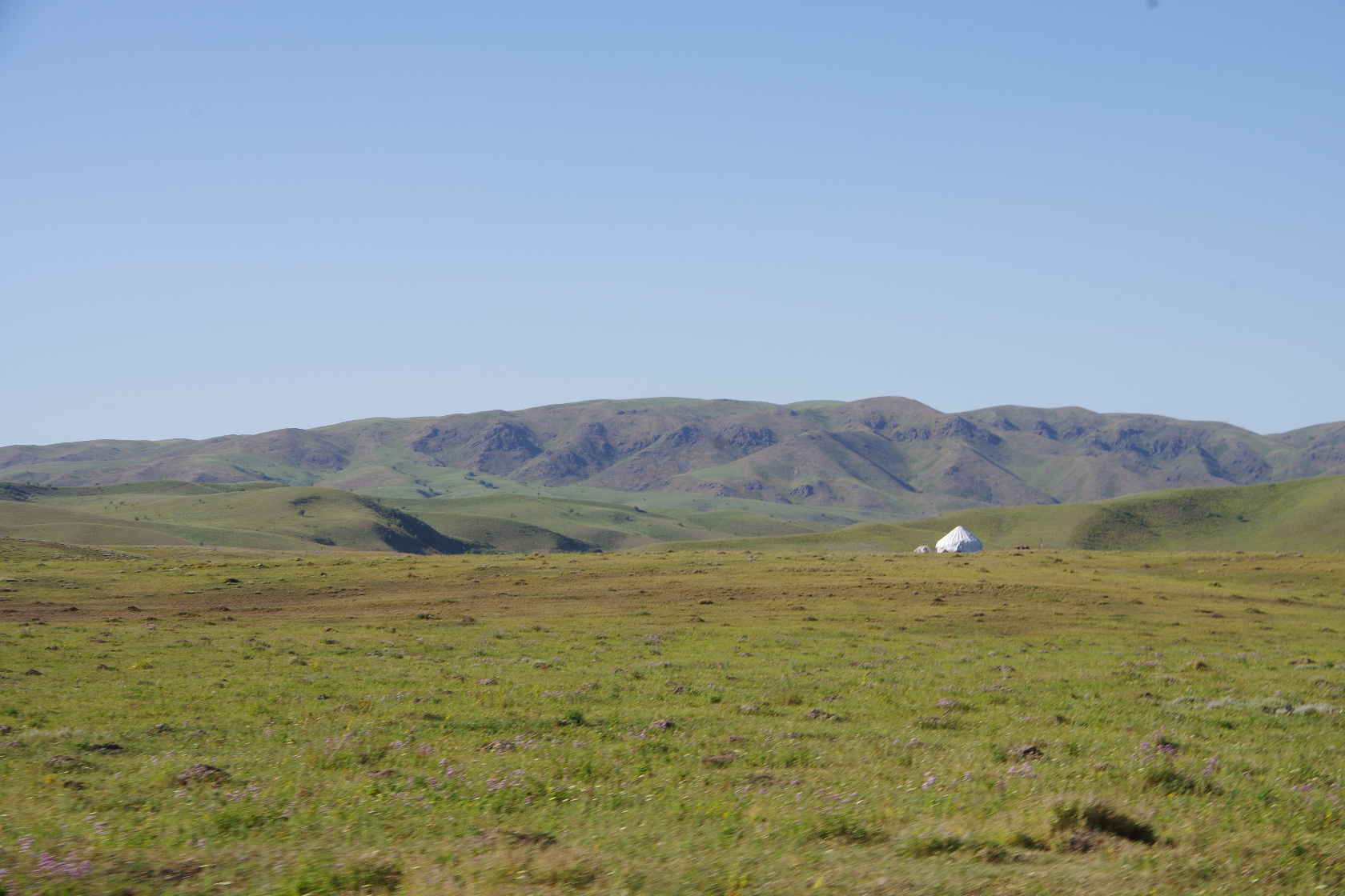 Eine einsame Jurte in der Steppenlandschaft