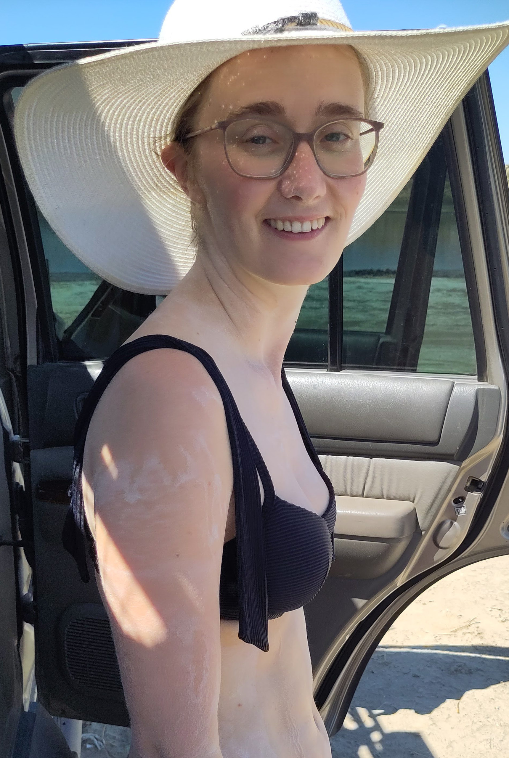 Sophie mit Sommerhut und salzbedeckter Haut